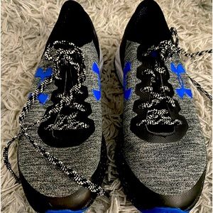 Like new UA tennis shoes